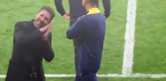 GESTY Diego Simeone w stronę kibiców Barcelony xD [VIDEO]